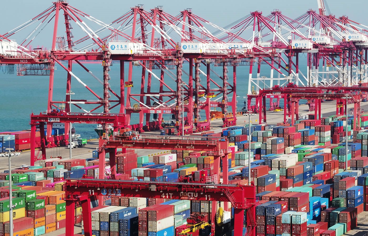 China's foreign trade started steadily and the total export value in the first two months hit a record high